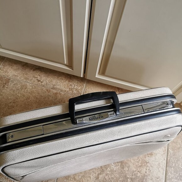 Vintage Suitcase White Leatherette Riviera Luggage Case Photo Prop - Picture 3 of 13